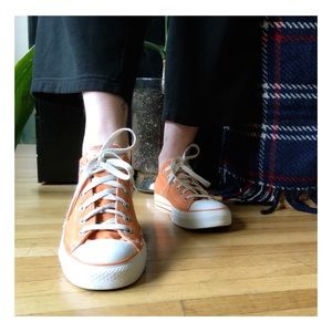 amazing orange low top converse